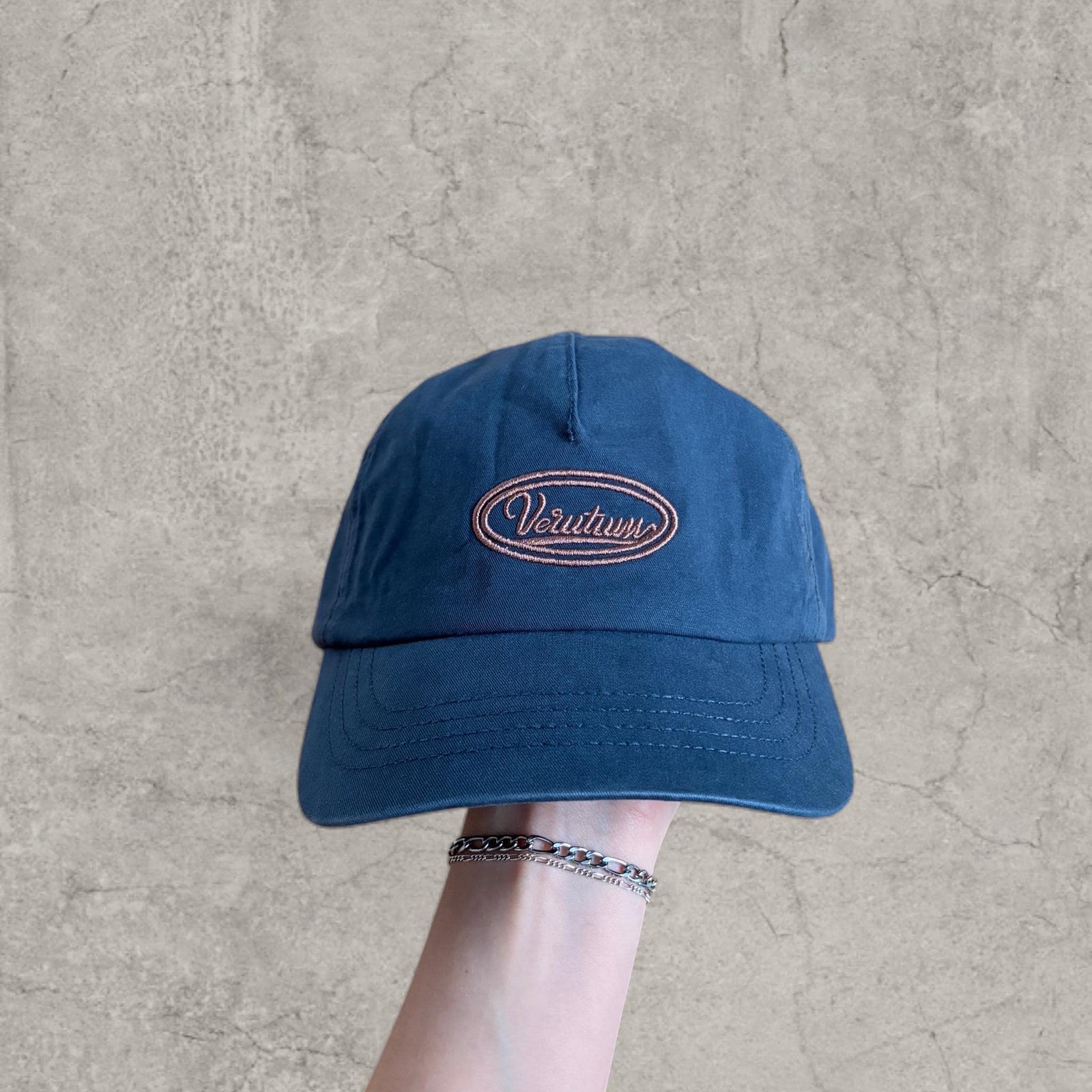Vintage style baseball cap in navy blue with beige embroidered logo