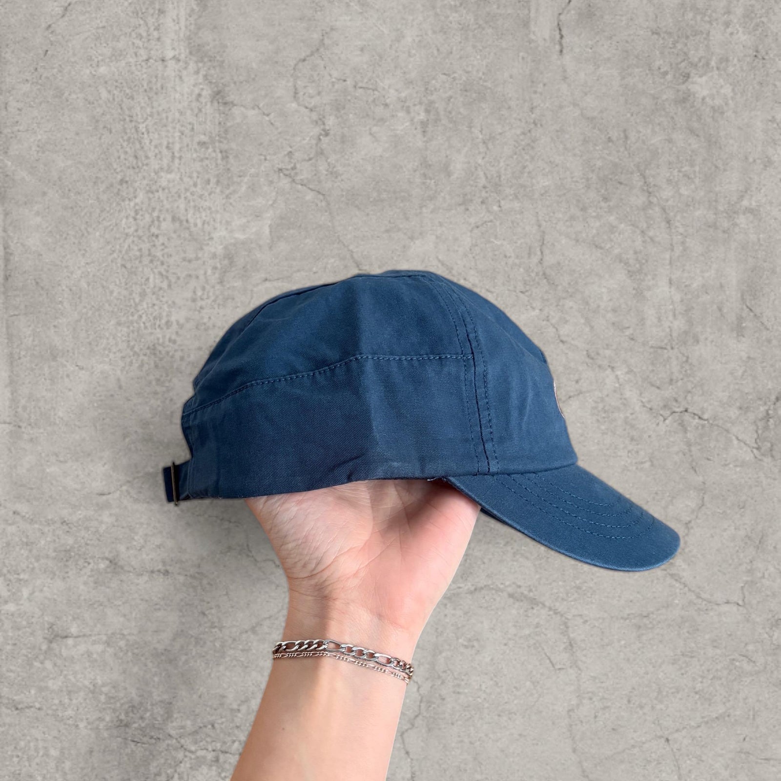 Vintage style baseball cap in navy blue with beige embroidered logo