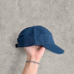Vintage style baseball cap in navy blue with beige embroidered logo