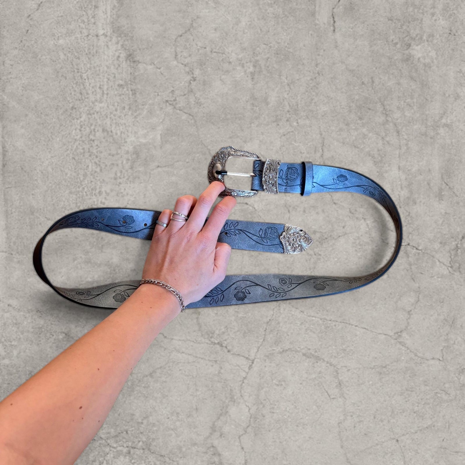 Vintage style faux leather western cowboy belt in grey with silver trim. 103cm.