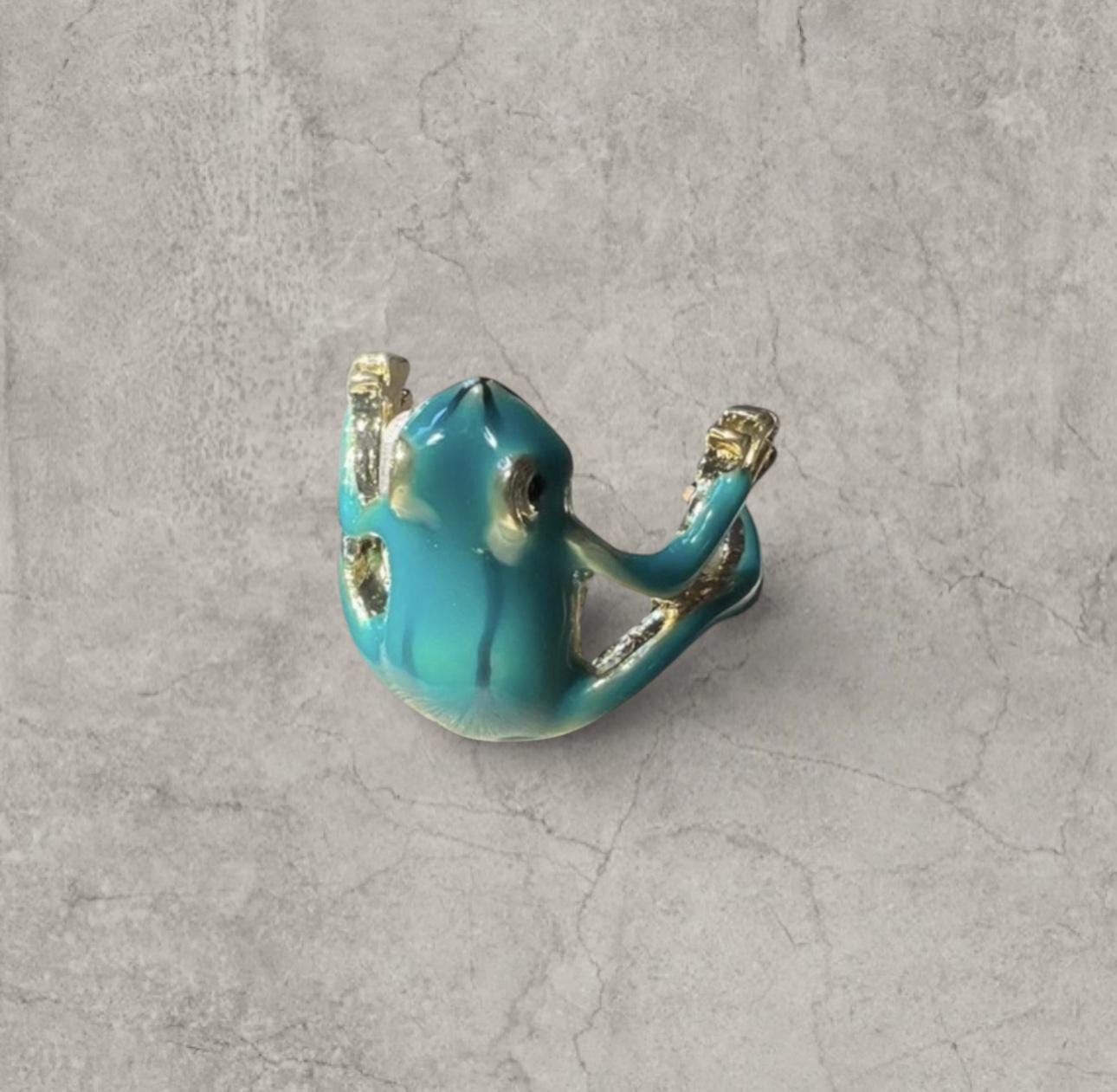 Novelty fun Frog adjustable ring in blue/gold. One size.