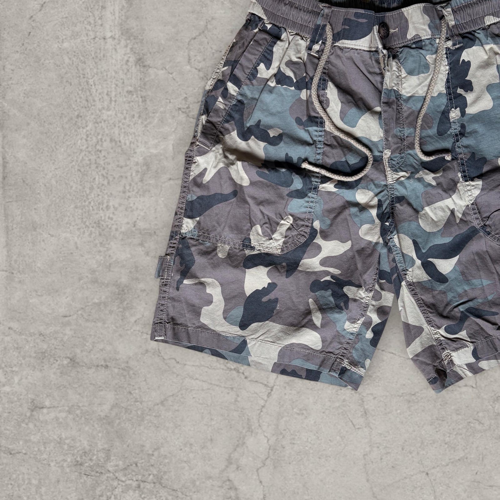 Cool baggy relaxed fit utility shorts in khaki green beige camo with pockets. Size XS/S/M/L/XL (Multiple Sizes)
