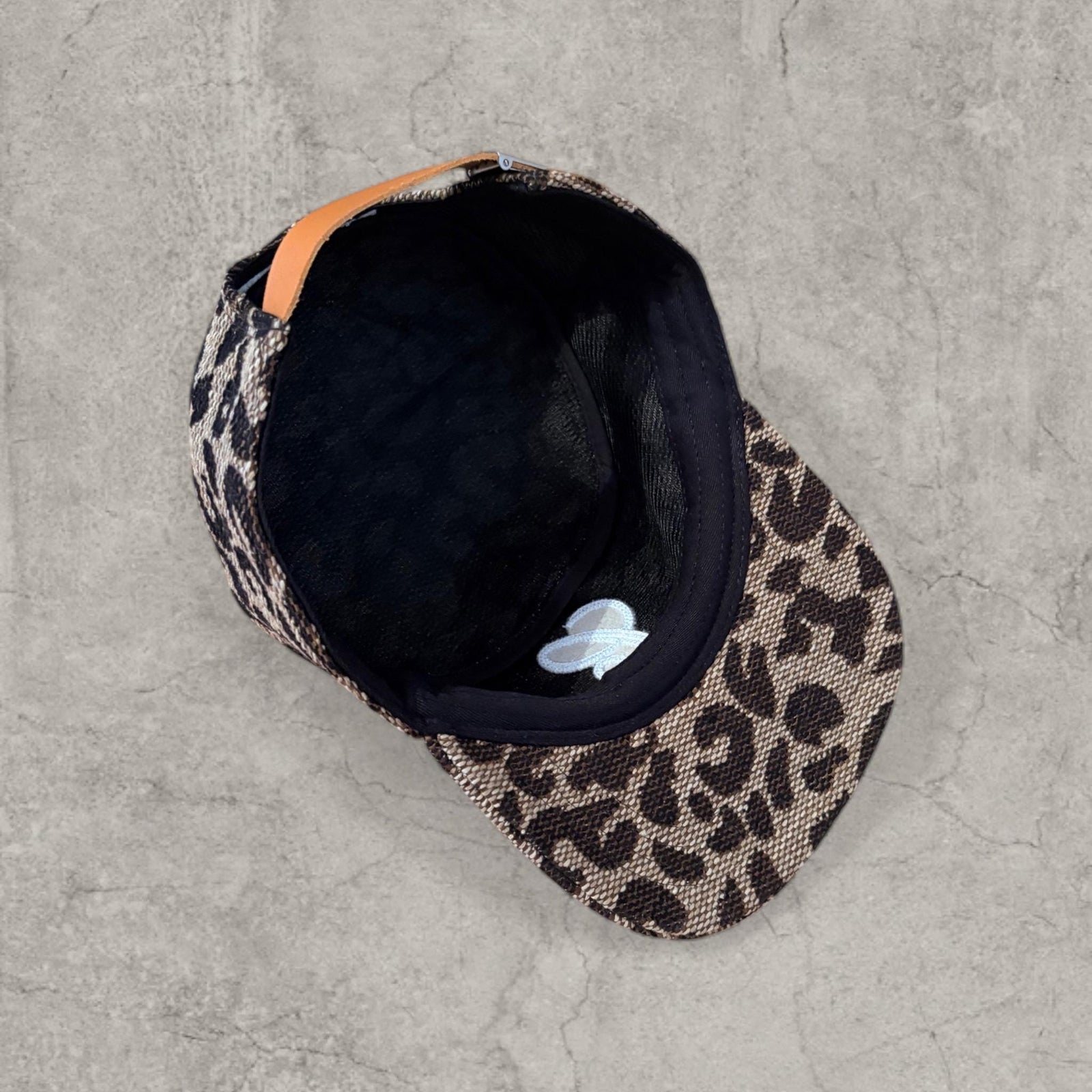 Vintage-style baseball cap in brown leopard print