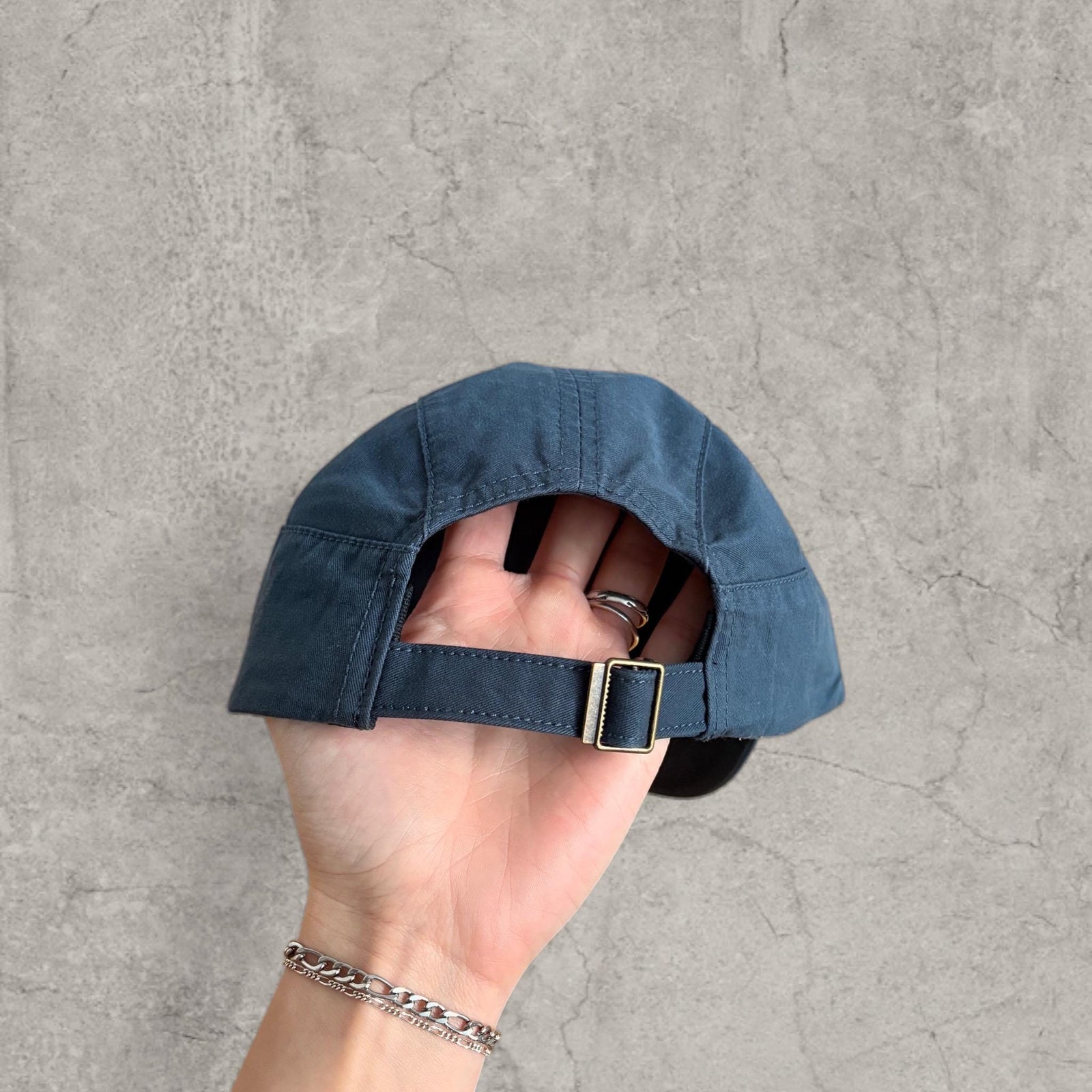 Vintage style baseball cap in navy blue with beige embroidered logo