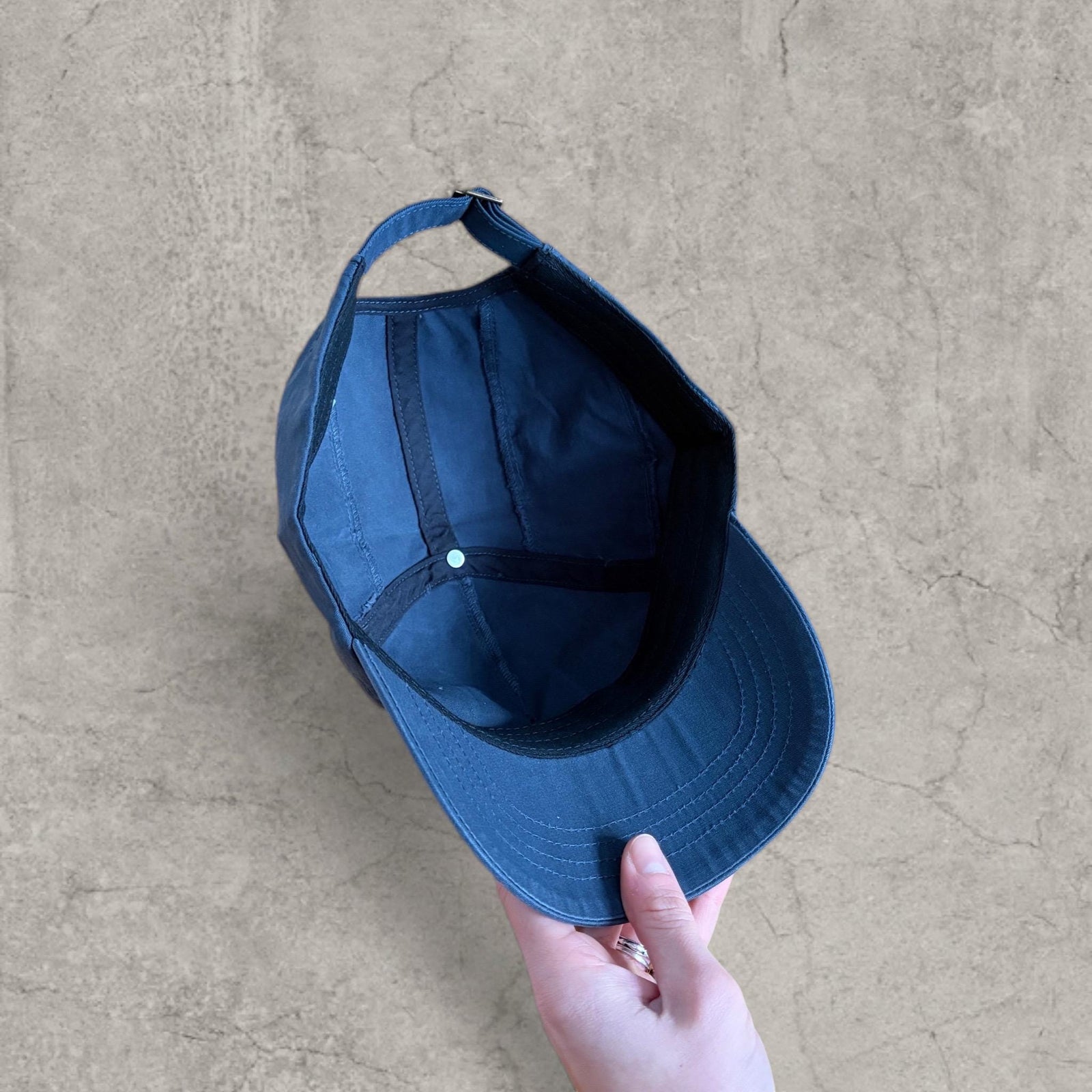 Vintage style baseball cap in navy blue with beige embroidered logo