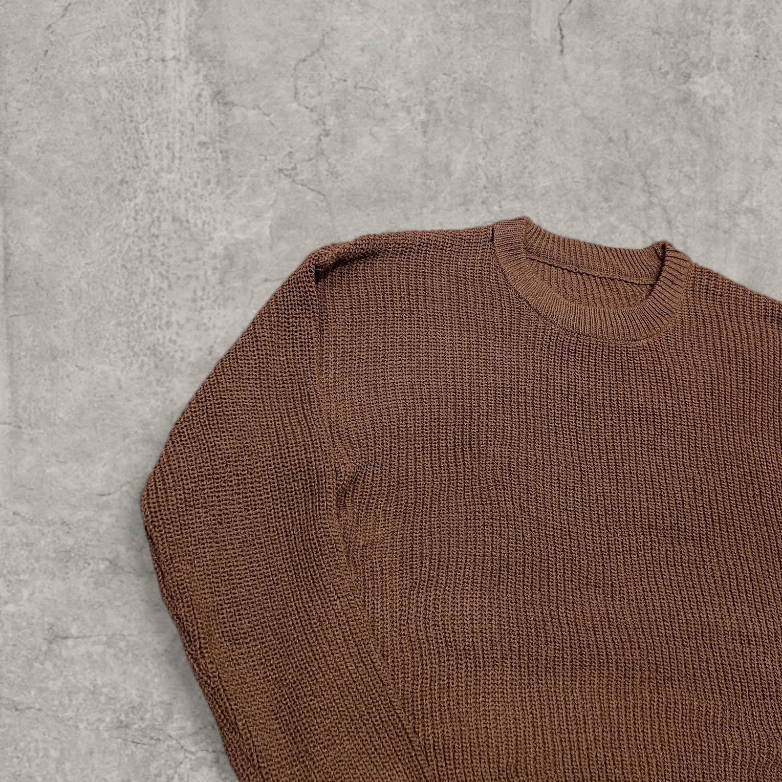Vintage knitted jumper sweater in brown.