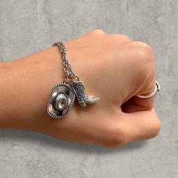 Cool vintage style Western cowboy necklace in stainless steel silver colour pendant. One size.