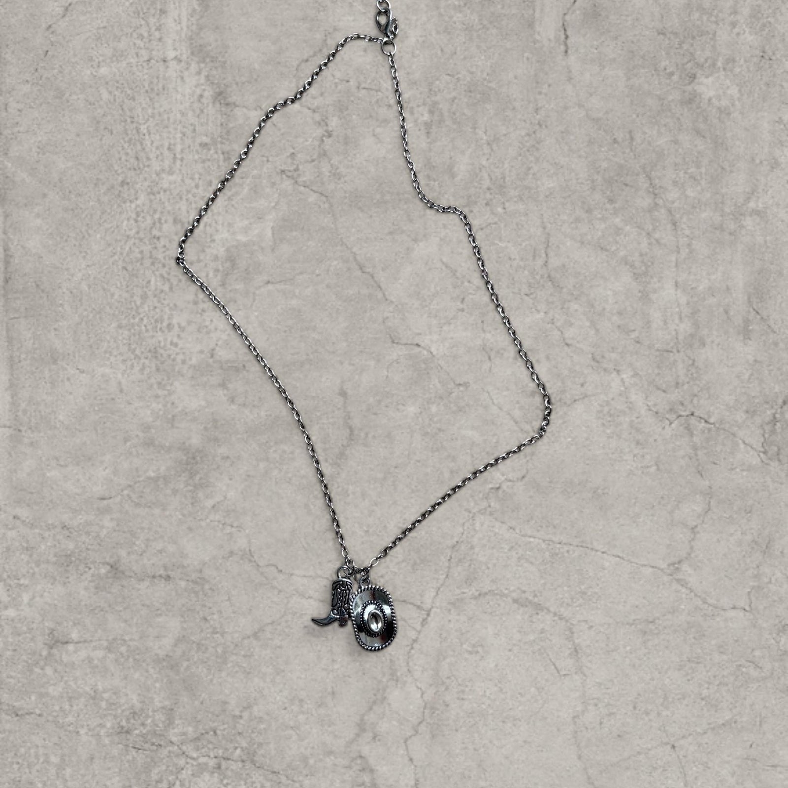 Cool vintage style Western cowboy necklace in stainless steel silver colour pendant. One size.