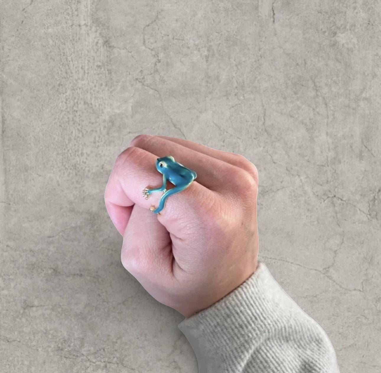 Novelty fun Frog adjustable ring in blue/gold. One size.