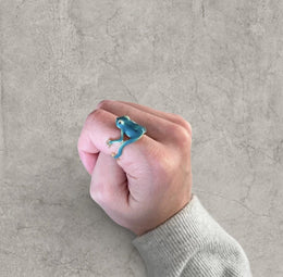 Novelty fun Frog adjustable ring in blue/gold. One size.