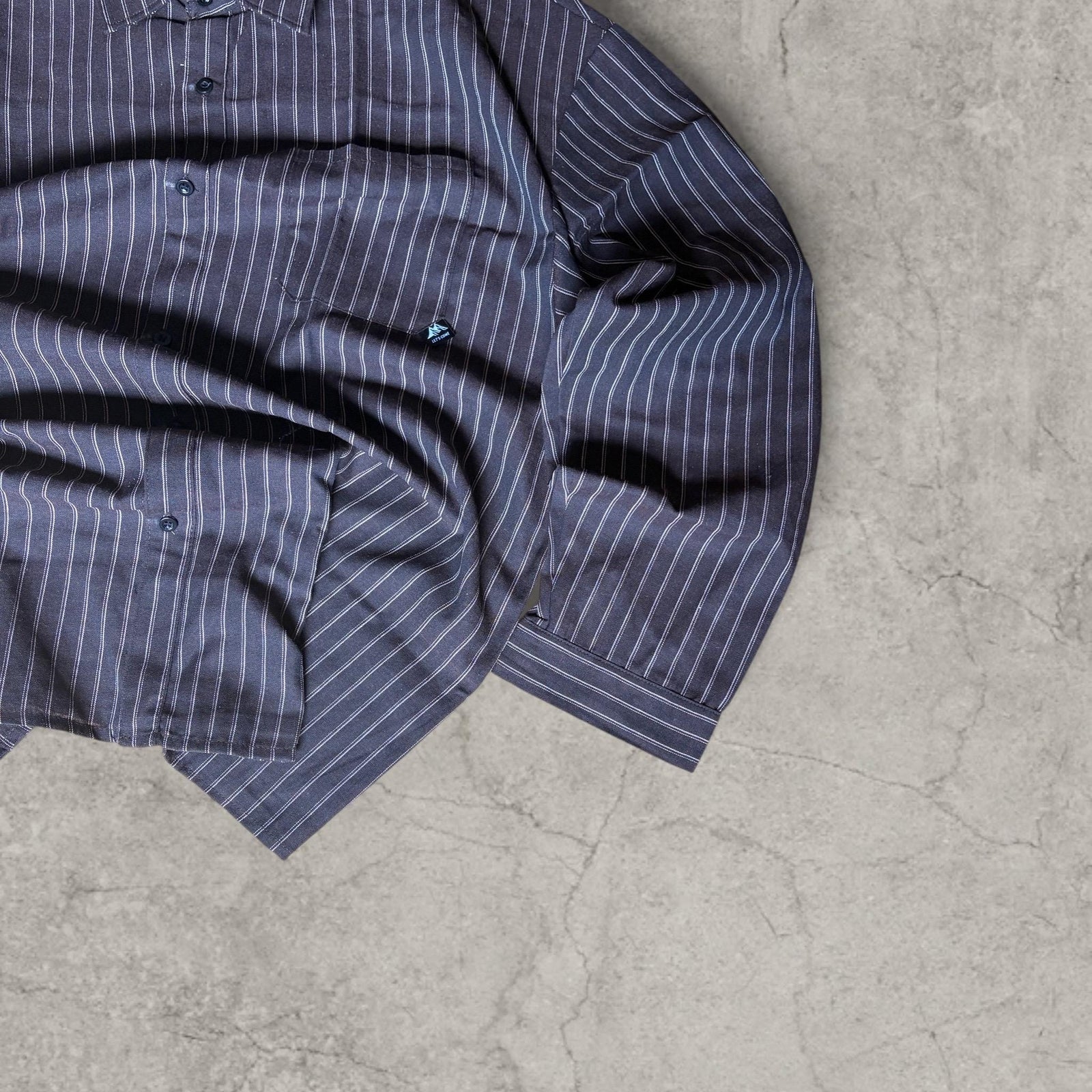 Tailored striped shirt with collar and buttons in dark brown and white