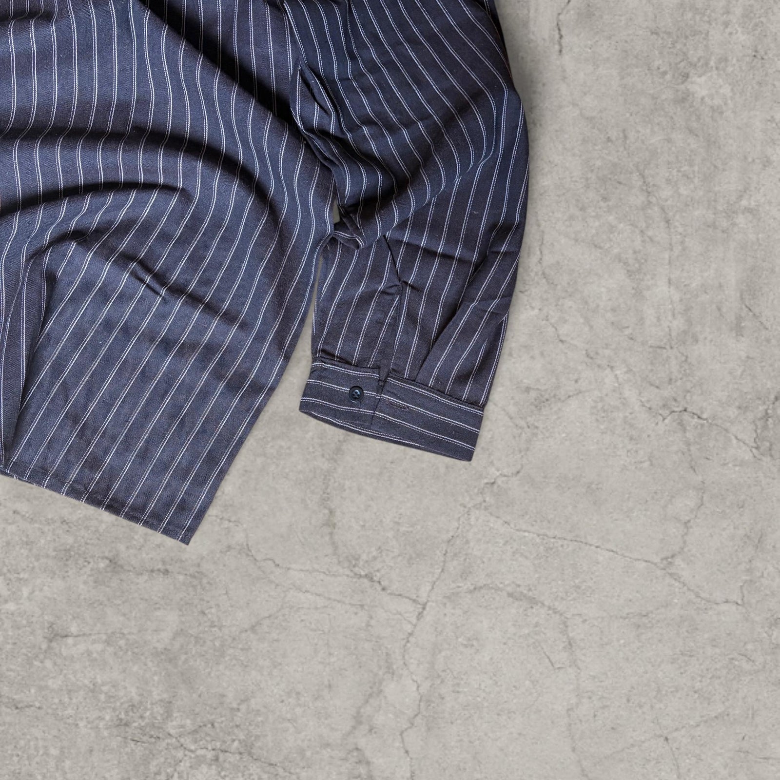 Tailored striped shirt with collar and buttons in dark brown and white
