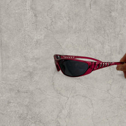 UV400 sunglasses with wraparound frame in burgundy red