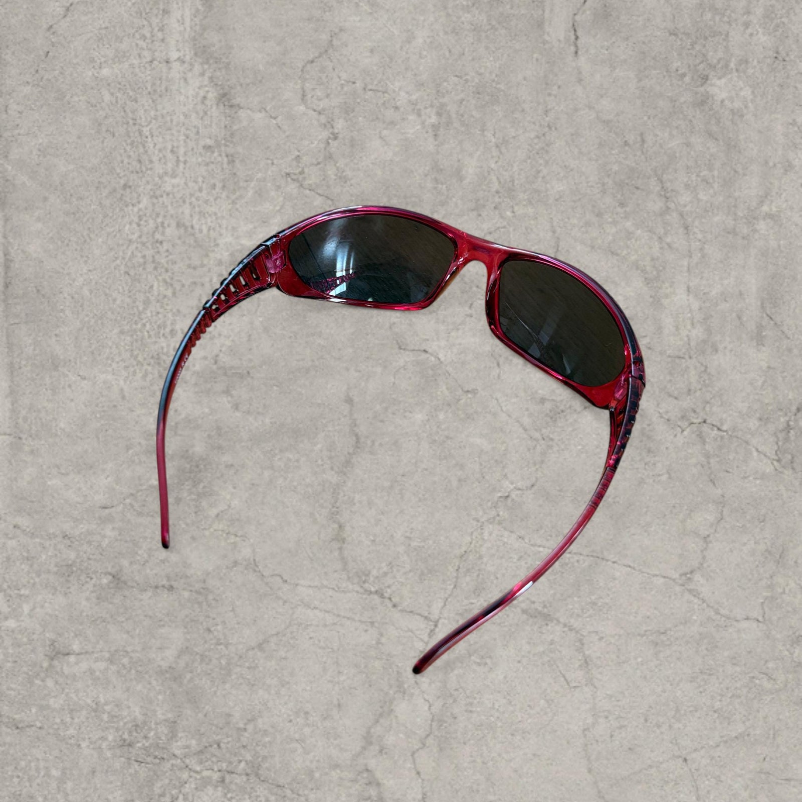 UV400 sunglasses with wraparound frame in burgundy red