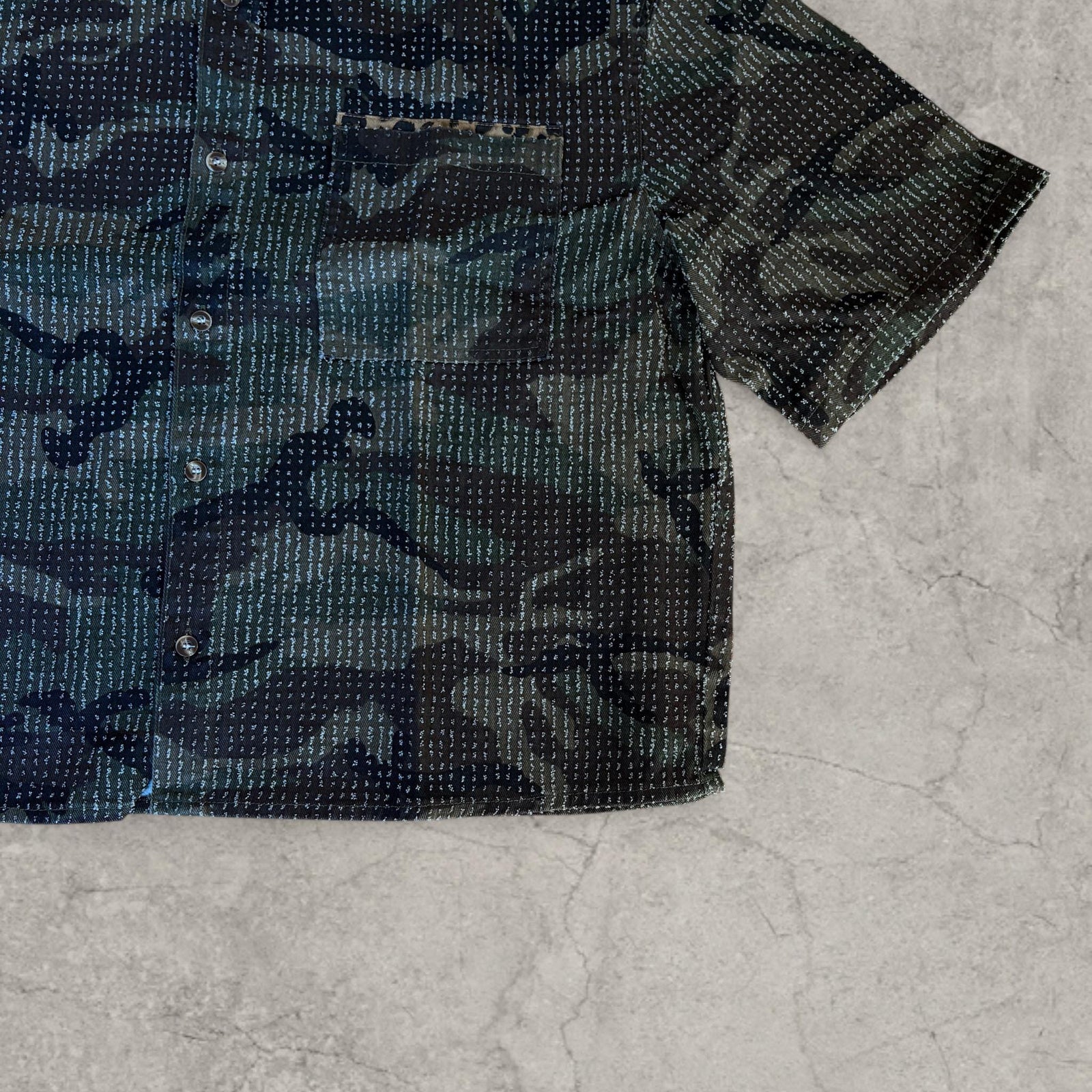 Cool boxy 90s style khaki camo short sleeved shirt.