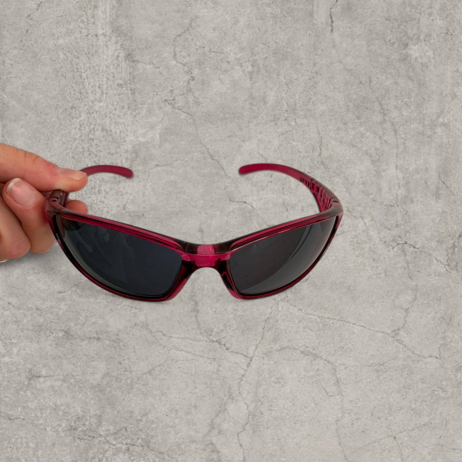 UV400 sunglasses with wraparound frame in burgundy red