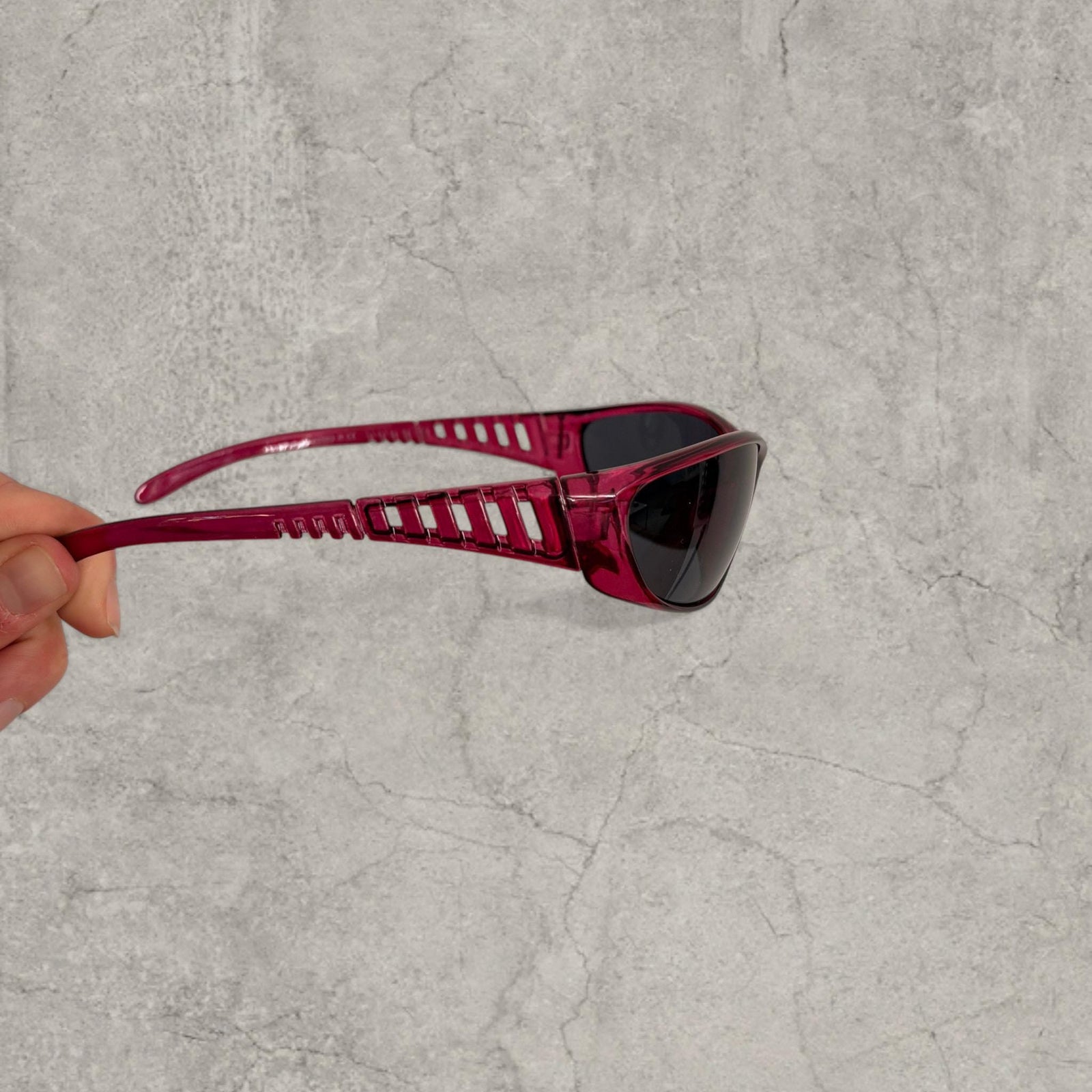 UV400 sunglasses with wraparound frame in burgundy red