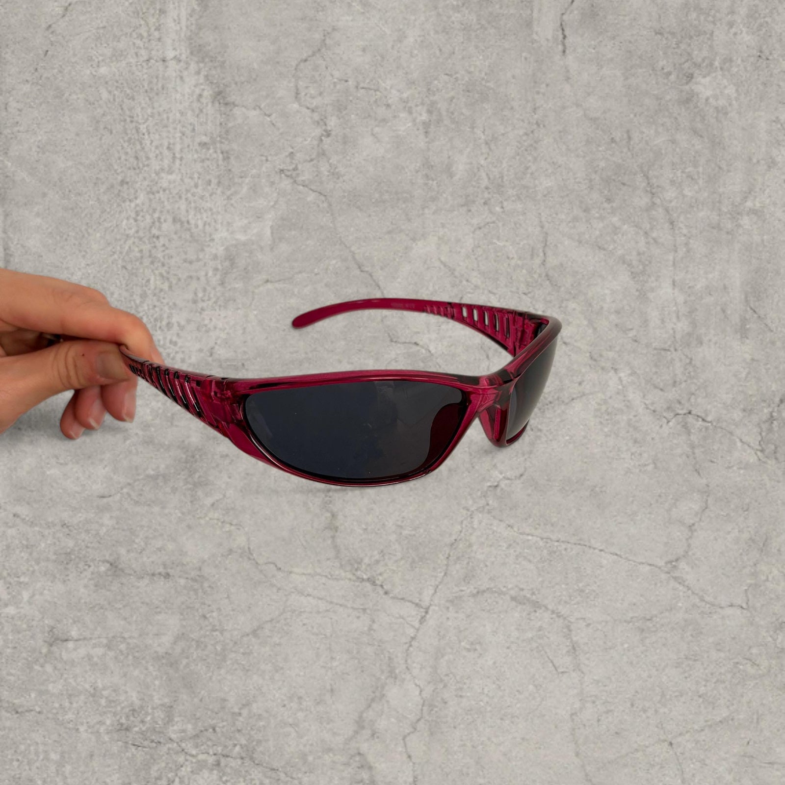 UV400 sunglasses with wraparound frame in burgundy red