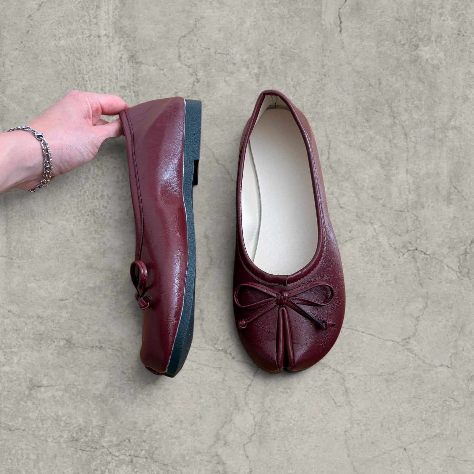 Vintage style tabi split toe mules pumps in burgundy red faux leather
