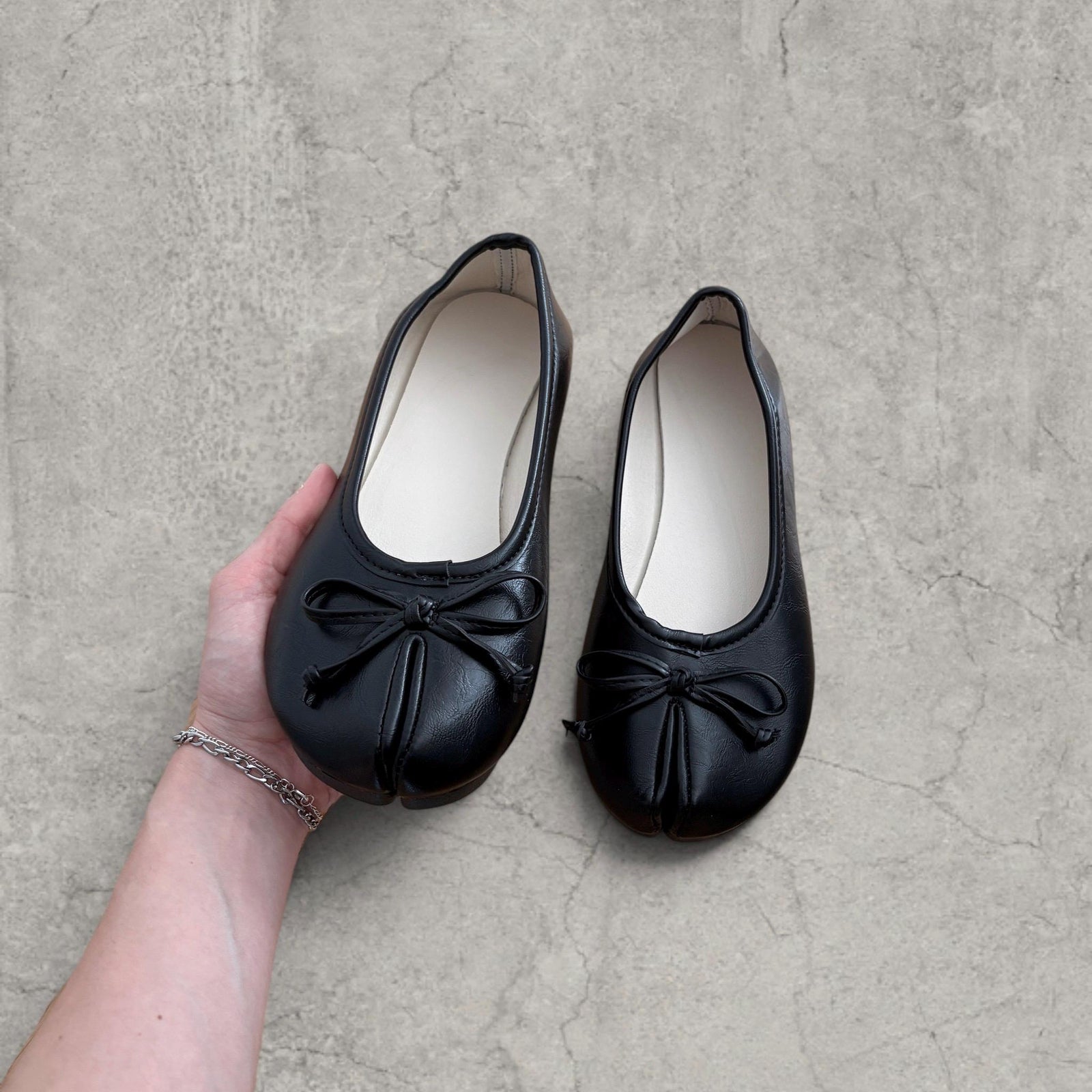 Vintage style tabi split toe shoes mules pumps in black. Faux leather.