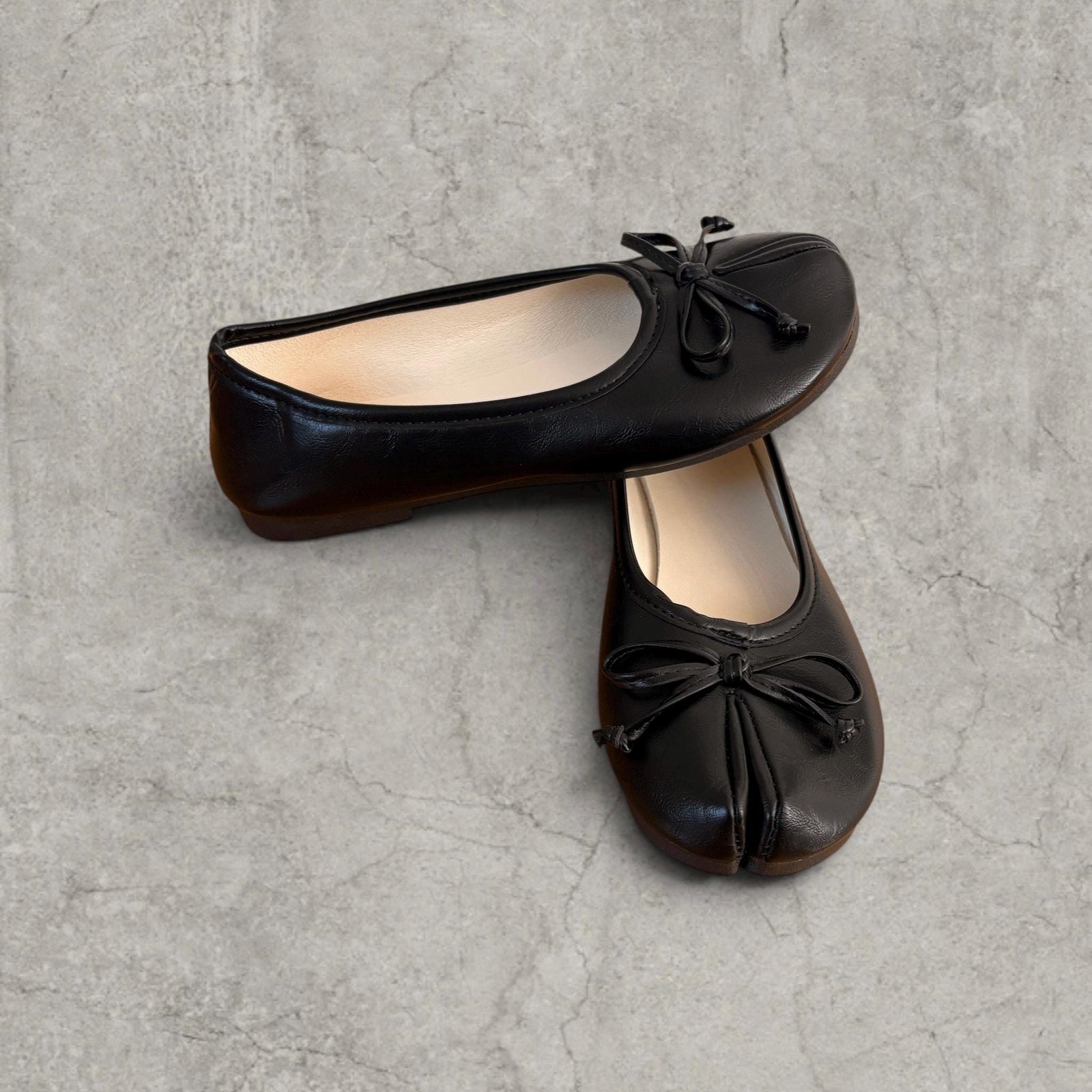 Vintage style tabi split toe shoes mules pumps in black. Faux leather.