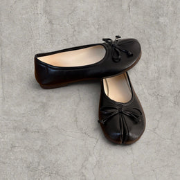 Vintage style tabi split toe shoes mules pumps in black. Faux leather.