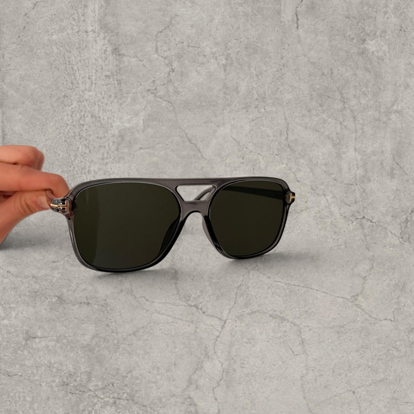 Vintage Aviator Style Sunglasses: Black Frame, UV400 Grey Lenses