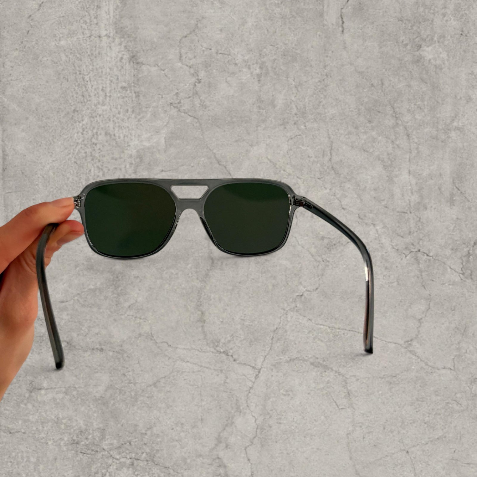 Vintage Aviator Style Sunglasses: Black Frame, UV400 Grey Lenses