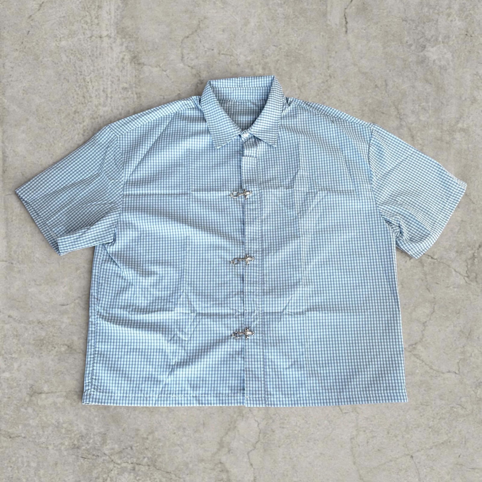 Checkered short sleeve shirt with metal clasps in scandinavian style in blue