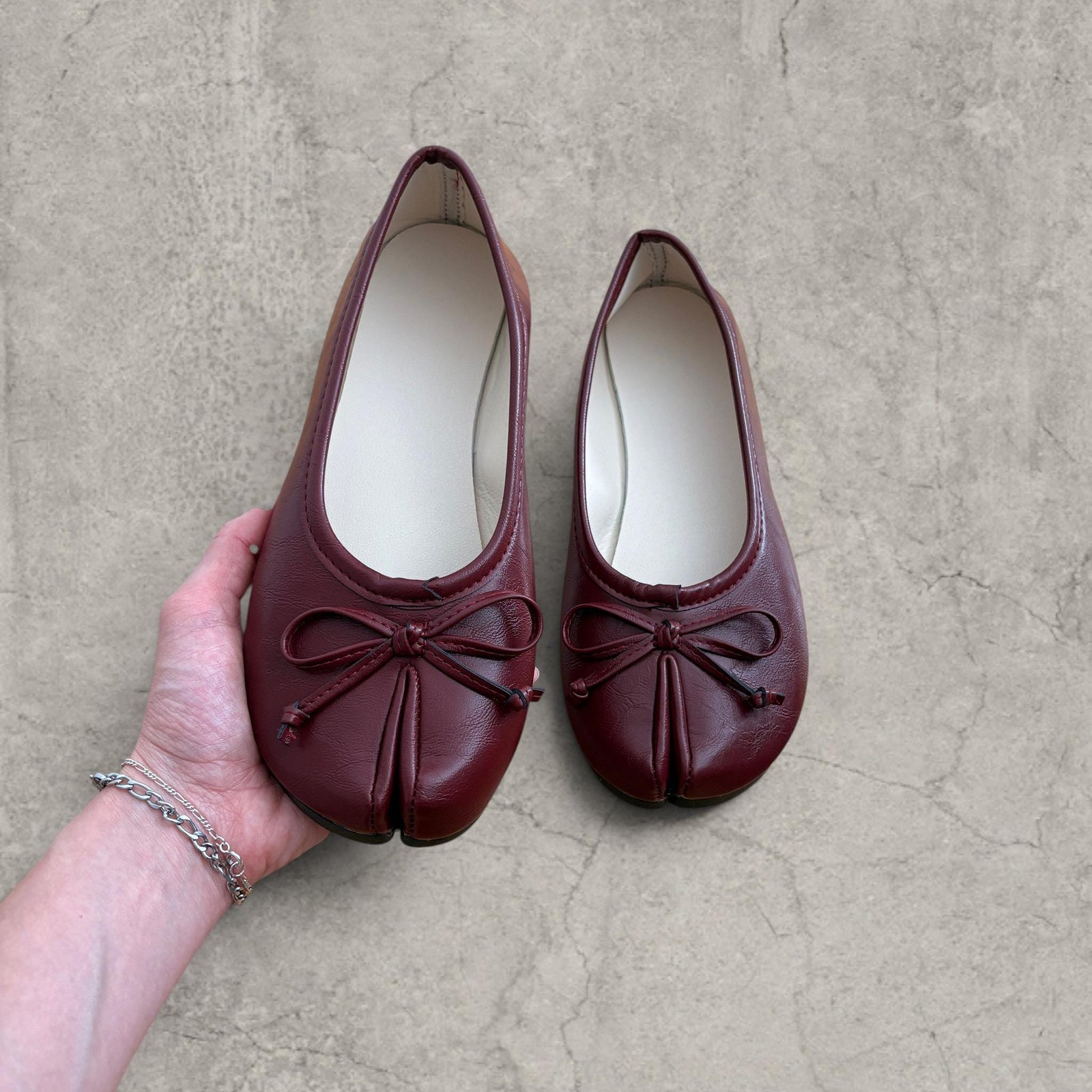 Vintage style tabi split toe mules pumps in burgundy red faux leather