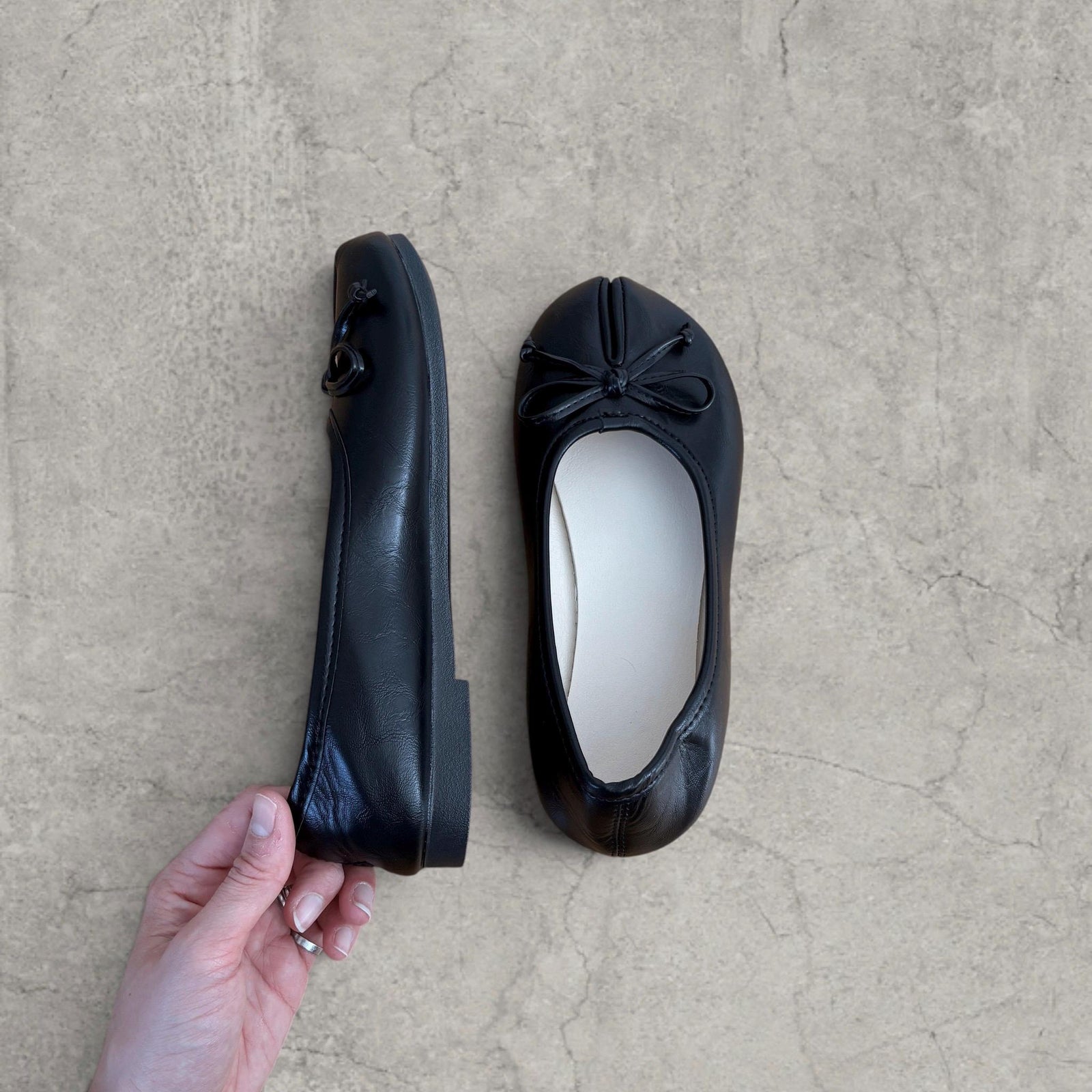 Vintage style tabi split toe shoes mules pumps in black. Faux leather.