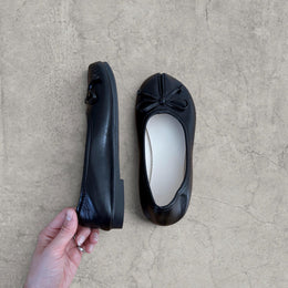 Vintage style tabi split toe shoes mules pumps in black. Faux leather.