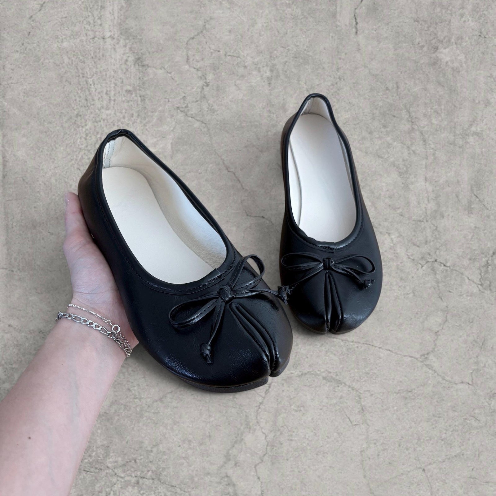 Vintage style tabi split toe shoes mules pumps in black. Faux leather.
