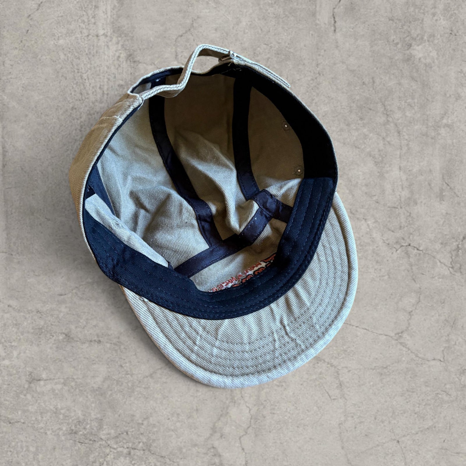 Vintage style baseball cap in beige with red white Tennesse logo.