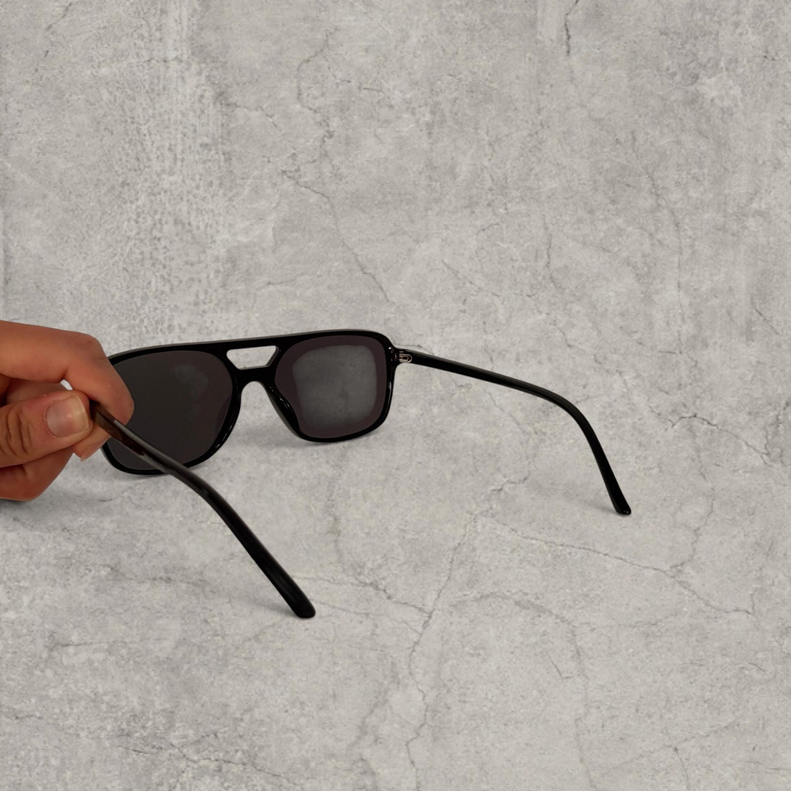 Vintage Aviator Style Sunglasses: Black Frame, UV400 black Lenses