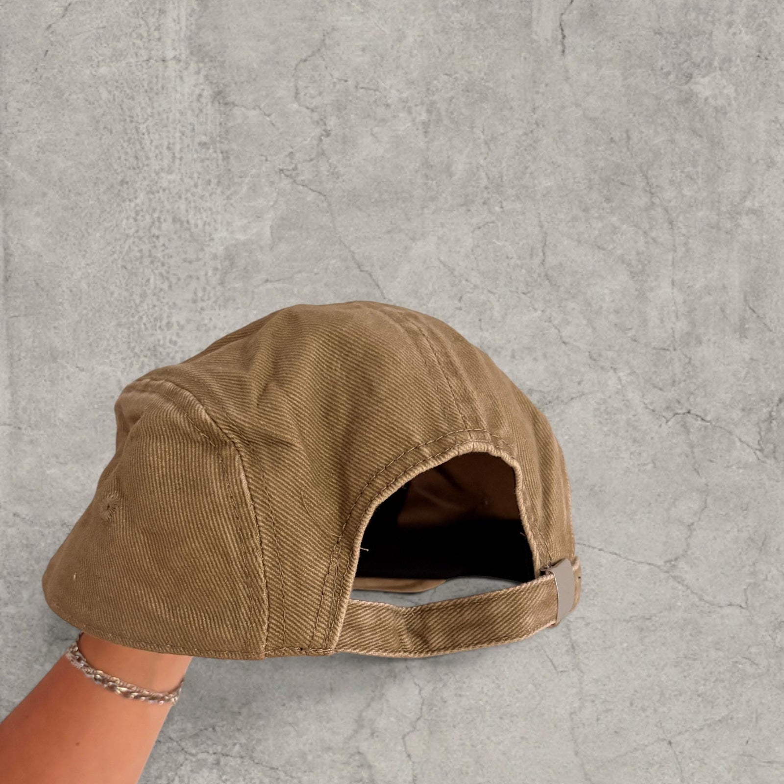 Vintage style baseball cap in beige with red white Tennesse logo.