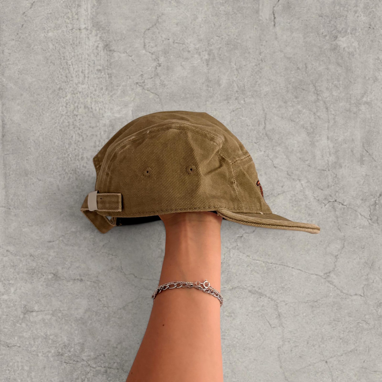 Vintage style baseball cap in beige with red white Tennesse logo.