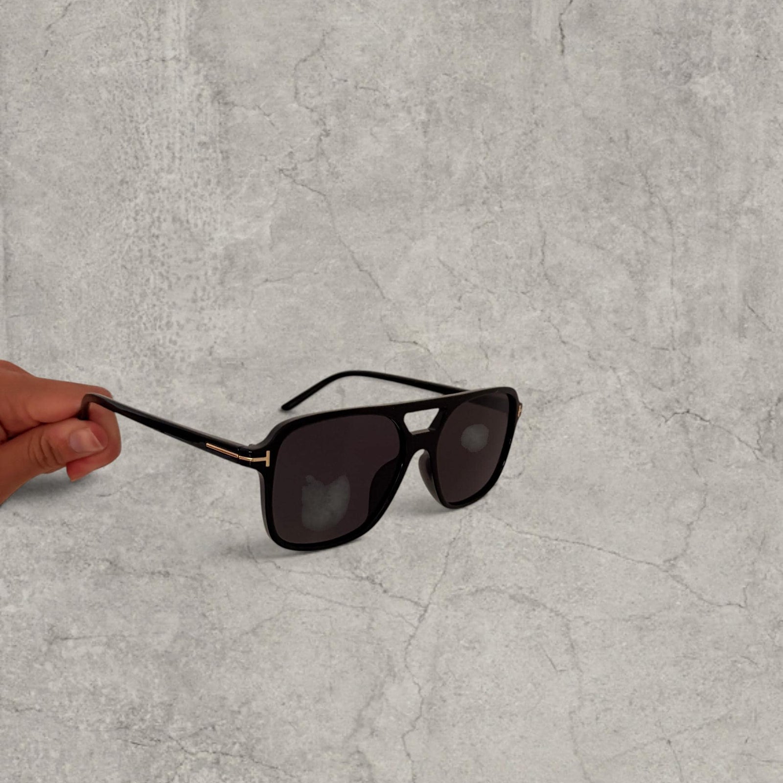 Vintage Aviator Style Sunglasses: Black Frame, UV400 black Lenses