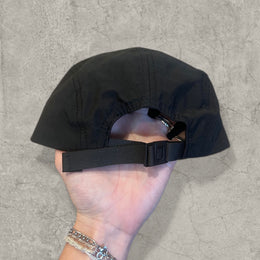 Outdoor hiking hat with triangular badge in black