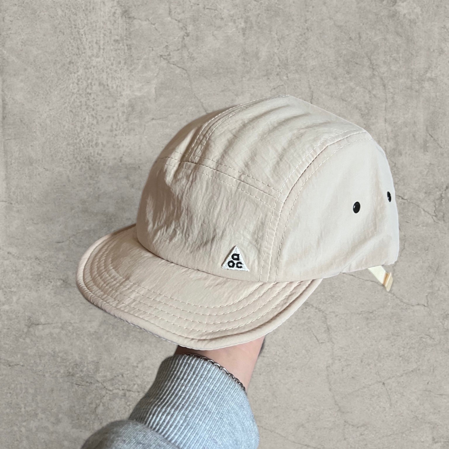 Outdoor hiking hat cap with triangular badge in cream