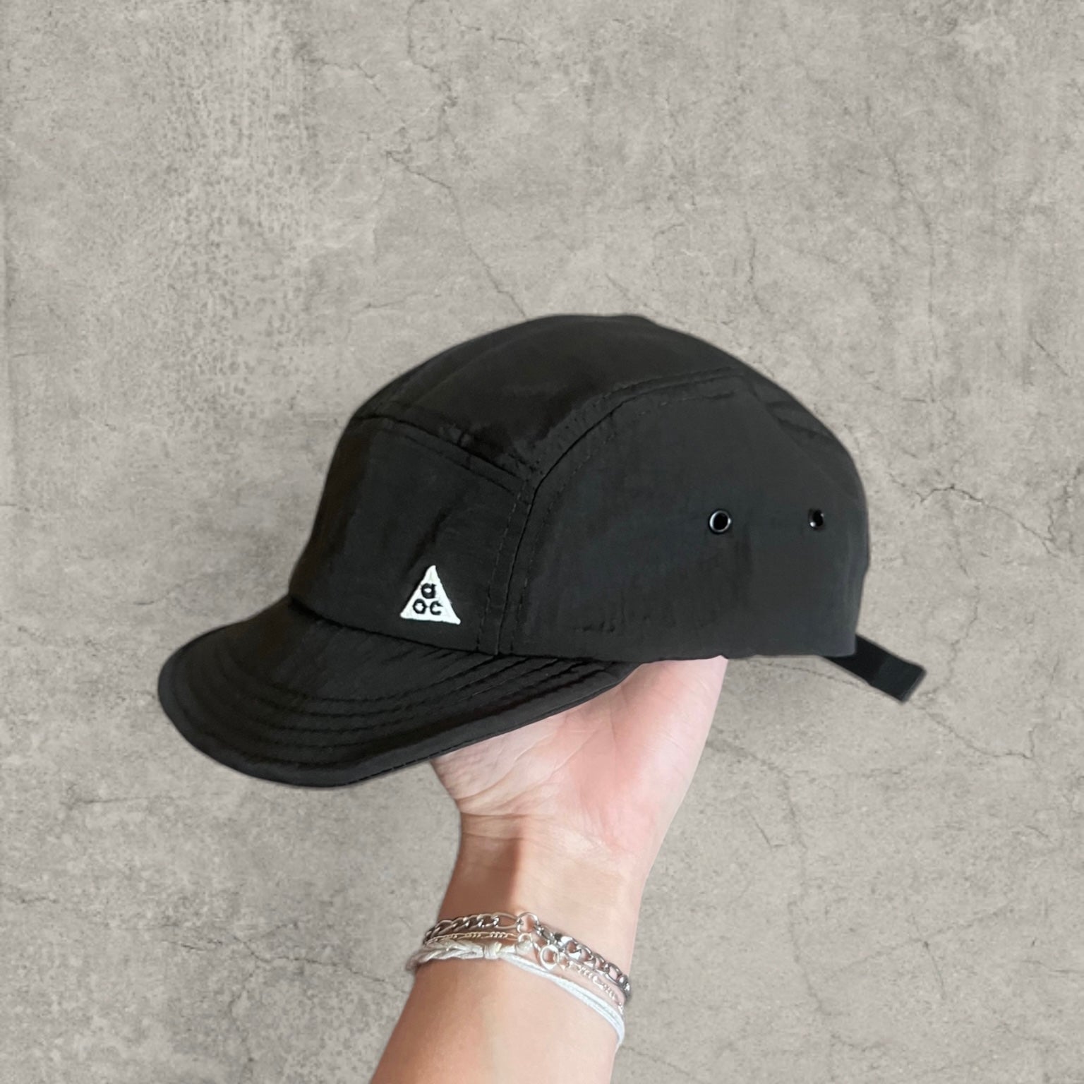 Outdoor hiking hat with triangular badge in black