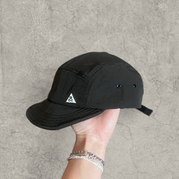 Outdoor hiking hat with triangular badge in black