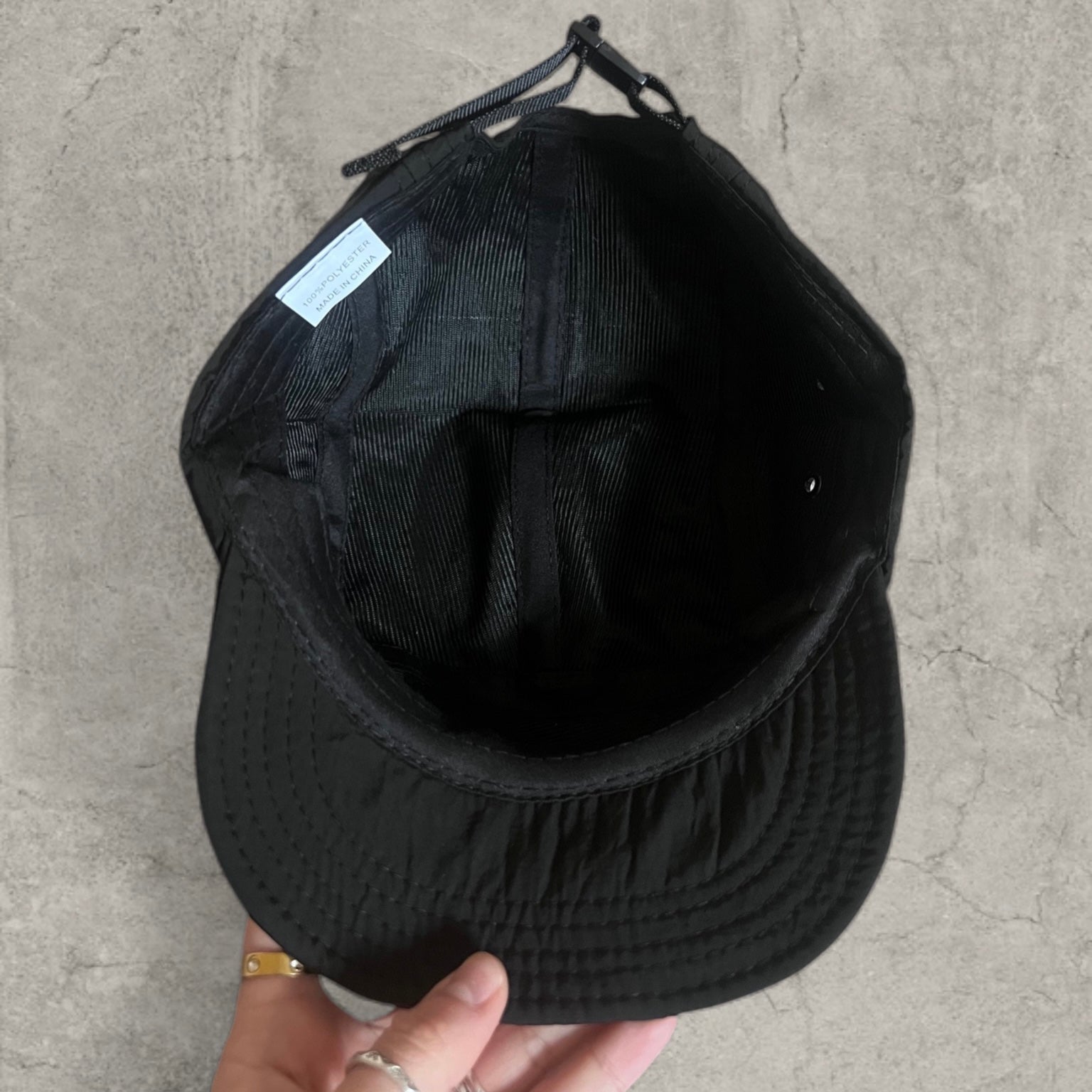 Outdoor hiking hat with triangular badge in black