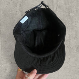 Outdoor hiking hat with triangular badge in black