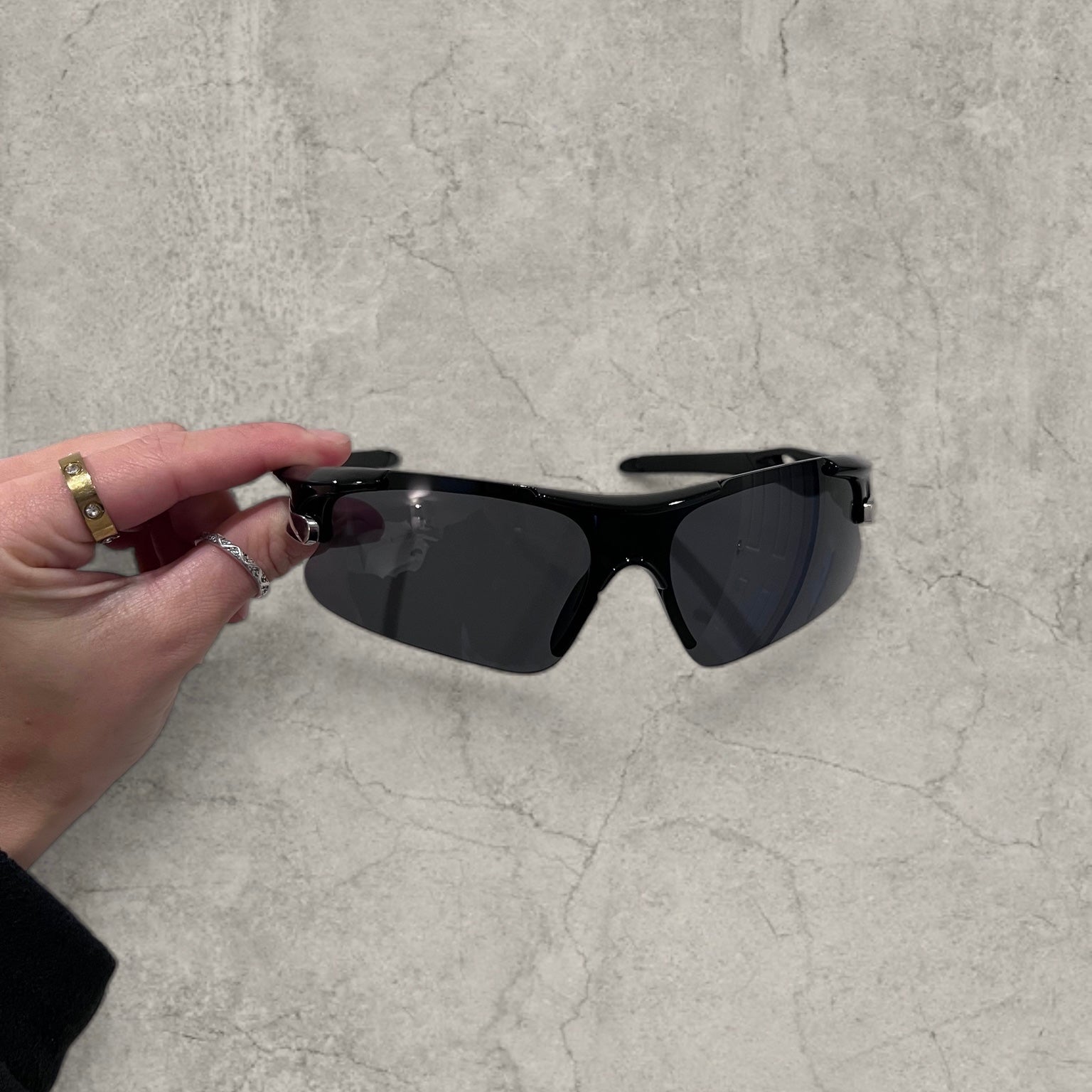 Sport sunglasses with black reflective lenses in black and silver